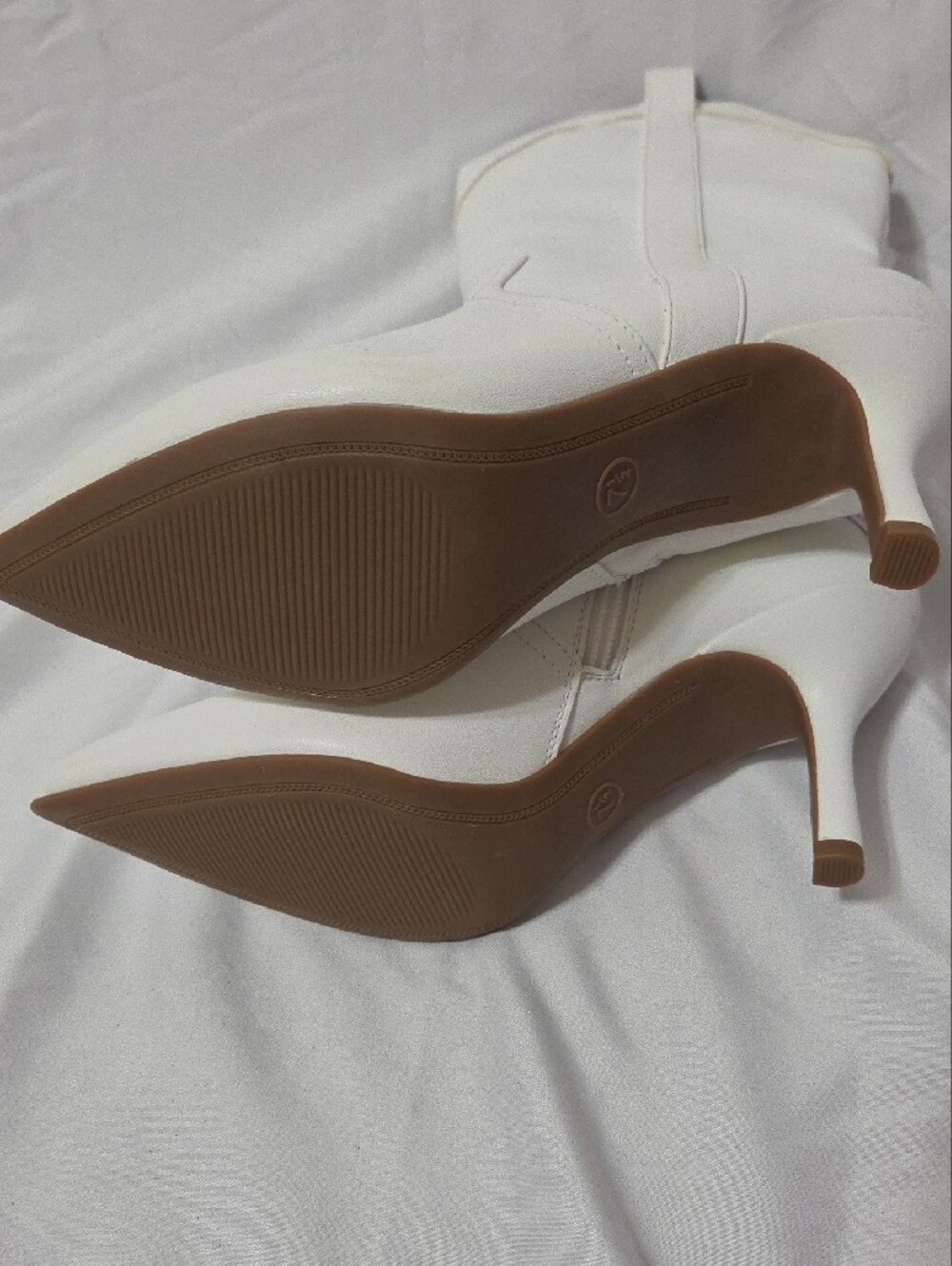 White Pointed-Toe Mid-Calf Heeled Boots, Zipper on Side, Size 7.5, New W/Tags - Picture 7 of 10
